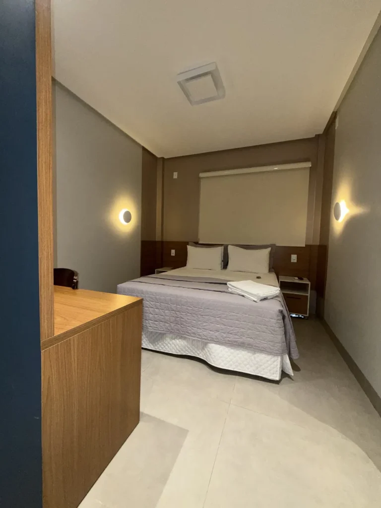O quarto visto da entrada, com a divisória de madeira em primeiro plano